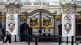 Buckingham Palace n-c gate