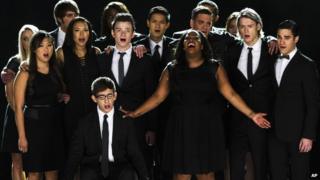 Cast of Glee singing