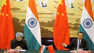 Chinese Premier Li Keqiang (R) and Indian PM Manmohan Singh at a joint news conference at the Great Hall of the People in Beijing on October 23, 2013