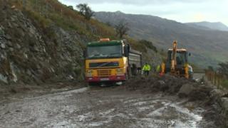 Tirlithriad ar ffordd yr A498 rhwng Beddgelert a Phenygwryd