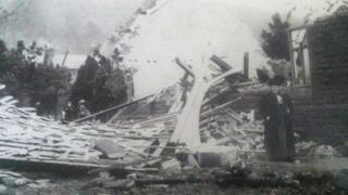 Cafodd nifer o adeiladau eu dymchwel yn syth gan y storm