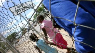 People crossing the Lubombo border between South Africa and Mozambique (15 December 2006)
