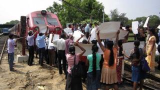 Проправительственные активисты блокируют поезд с британской телевизионной командой 4-го канала, которая сняла отмеченный наградами документальный фильм о предполагаемых военных преступлениях в Шри-Ланке
