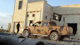 Исламское государство в Ираке и автомобиль Левант в городе Ракка (6 октября 2013 г.)