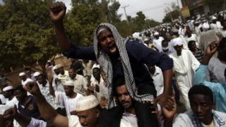 Sudanese anti-government protesters chant slogans after the Friday noon prayer in the Omdurman district of northern Khartoum, Sudan, Friday, 27 September 2013