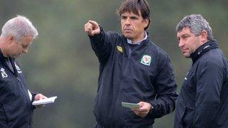Rheolwr Cymru Chris Coleman (C) efo Kit Symons (Ch) a Osian Roberts