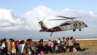 US military planes delivers supplies near Tacloban, 16 November