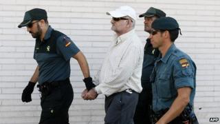 Spaniard Daniel Galvan (C) leaves the Courthouse of Torrevieja escorted by Guardia Civil policemen (31 August 2013)