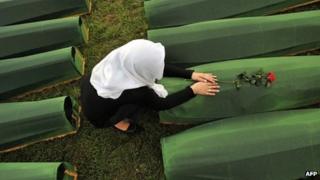 Woman mourns Srebrenica victims (file picture)