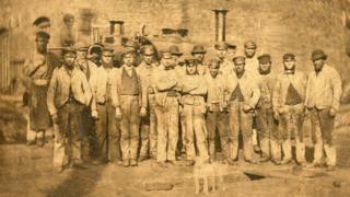 Cafodd y llun hwn o'r gweithwyr ei dynnu tua 1870