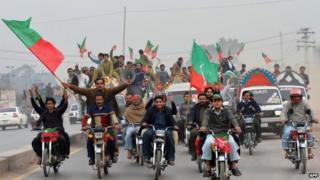 Activists of Pakistan Tehreek-e-Insaaf (PTI) arrive to attend a protest rally in Peshawar on November 23, 2013.
