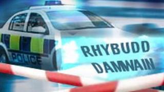 Dynes wedi ei lladd mewn gwrthdrawiad yn Rhymni.