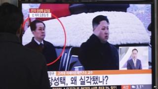 Мужчина смотрит телевизионную новостную программу о северокорейском лидере Ким Чен Ыне (Ч) и Чан Сонг-таке на железнодорожном вокзале Сеула в Сеуле, Южная Корея, 3 декабря 2013 года