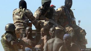8 февраля 2013 года малийские солдаты перевозят в пикапе дюжину подозреваемых боевиков-исламистов после ареста к северу от Гао.