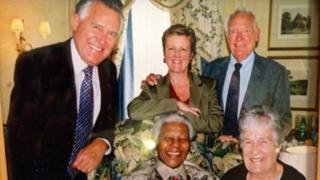 Roedd Nelson Mandela yn gyfaill i deulu Peter Hain