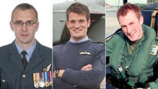 Luchd-adhair (bho chlì) Sqd Ldr Samuel Bailey, Flt Lt Hywel Poole agus Flt Lt Adam Sanders.