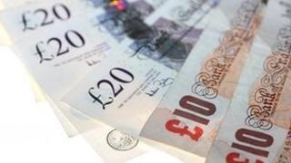 papurau £10 ac £20