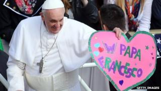 Папа Франциск признает толпу на джипе под открытым небом перед своей еженедельной аудиторией на площади Святого Петра 27 марта.
