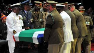 Шкатулка бывшего президента ЮАР Нельсона Манделы была извлечена из самодельной палатки военнослужащими после его похоронной службы в Куну