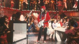 Roy Wood and choir