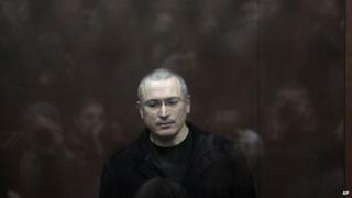 Михаил Ходорковский за стеклом в московском зале суда, 27 декабря 2010 г.