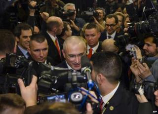 Журналисты толпятся вокруг Михаила Ходорковского в Берлине, 22 декабря