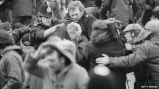 Съемочная группа снимает драку между полицией и шахтерами на демонстрации в шахте Оргрив, Южный Йоркшир, во время забастовки шахтеров, 1984 год.