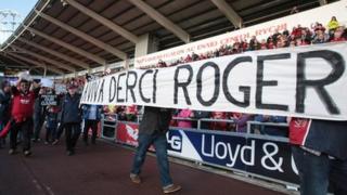 protest yn erbyn URC
