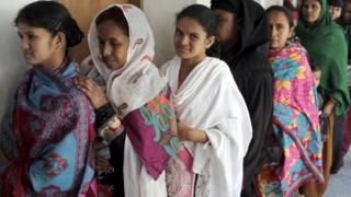 Женщины голосуют в Дакке