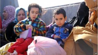 Children who have fled Fallujah at a checkpoint in Karbala province (7 6 April 2014)