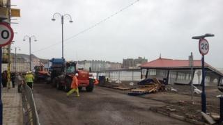 Clirio ar y prom yn Aberystwyth
