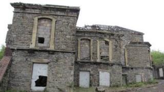 Adeilad labordy ar safle Gwaith Copr yr Hafod