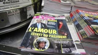 Более близкий журнал с фотографиями президента Франсуа Олланда и актрисы Жюли Гайет на его главной странице
