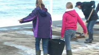 Y gwaith o glirio'r prom yn Aberystwyth