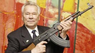 Mikhail Kalashnikov afite imbunda ya AK-47