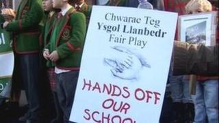 Protest yn erbyn cau Ysgol Llanbedr D.C.