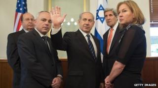 Moshe Yaalon (left) and John Kerry (2nd right) during a meeting in Jerusalem. Photo: May 2013