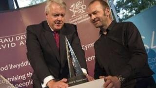 Y Prif weinidog Carwyn Jones a'r dylunydd Gideon Petersen.