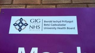 Cam-sillafiad ar arwydd