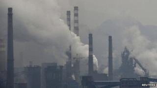 Дым поднимается из труб и сооружений металлургических заводов в Бэньси, Китай. Фото: ноябрь 2013 г.
