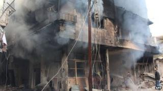 Дым поднимается из поврежденного здания в Дарае, Сирия. Фото: 12 января 2014 г.