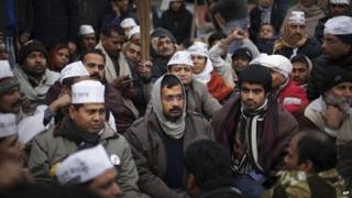 Главный министр Нью-Дели Арвинд Кейривал, в центре, принимает участие в акции протеста против полиции второй день подряд, в Нью-Дели, Индия, во вторник, 21 января 2014 года.