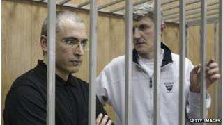 Platon Lebedev (right) and Mikhail Khodorkovsky (left) during their trial in Moscow in 2004 in Moscow.