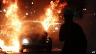 Автомобиль горит в огне во время в Сан-Паулу, Бразилия, 25 января 2014 года.
