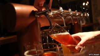 Пиво наливают в бар в Берлине