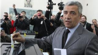 Оливер Иванович баллотируется на местных выборах 3 ноября 2013 года в Косовской Митровице