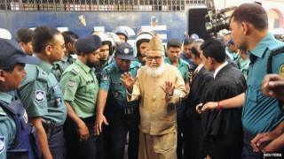 Motiur Rahman Nizami (C), a leader of Bangladesh Jamaat-E-Islami, arrives at a court before a verdict of an arms smuggling case in Chittagong January 30, 2014.