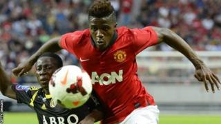 Wilfried Zaha yn chwarae i Manchester United