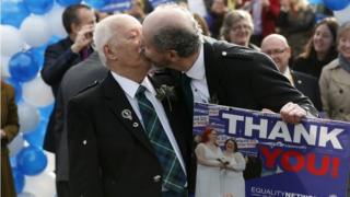 Ларри Ламонт и Джерри Слэйтер (справа) принимают участие в символическом однополом браке возле шотландского парламента в Эдинбурге
