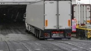 Làraidh a' dol air bòrd bàt'-aiseig